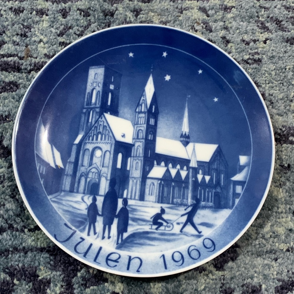 Vintage Julen 1969 cathedral Kirke Platton Porcelain Wall Hanging Plate-Germany.